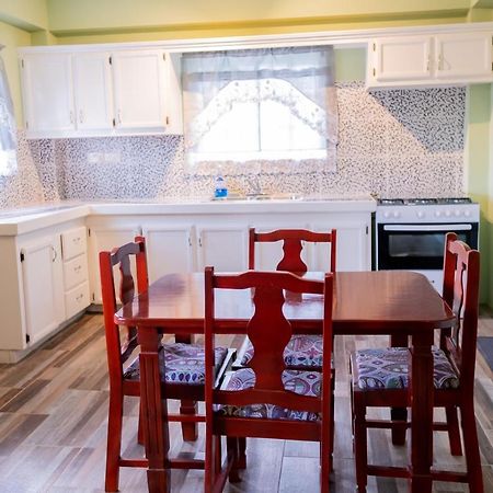 Golden Palms Apartment 킹스타운 외부 사진